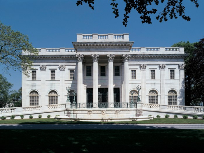 Marble accents in luxury homes