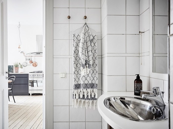 Black and white Scandinavian bathroom design guide