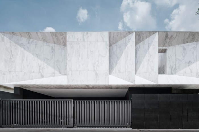 Marble accents in luxury homes